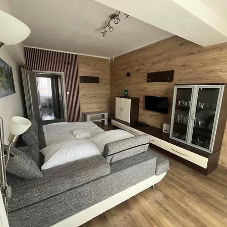 Pinky Square Apartman *