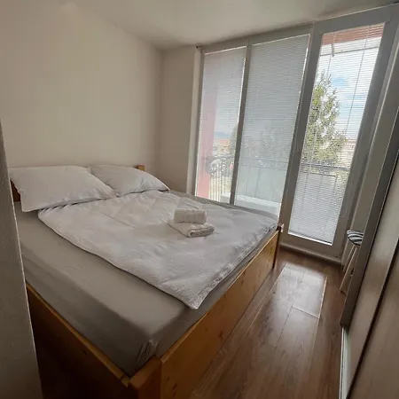 Pinky Square Apartman